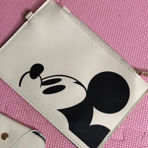 Disney’s Mickey Mouse Small Travel Bag with credit card holder - Picture 2 of 7